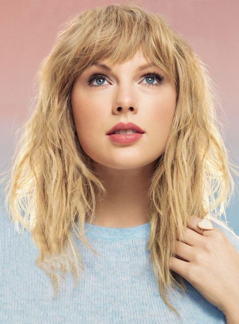 Taylor Swift Biography, Taylor Swift Makeup, Style Taylor Swift, Lover Era, Taylor Swift Web, Estilo Taylor Swift, Swift Photo, Taylor Swift Hair, Influential People