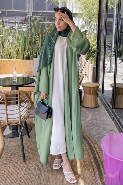 Hijabi Dubai, Green Abaya, Indian Dress Up, Abaya Outfit, Hijab Fashion Summer, Abaya Hijab, Muslim Fashion Hijab Outfits, Muslim Outfits Casual, Mode Abaya