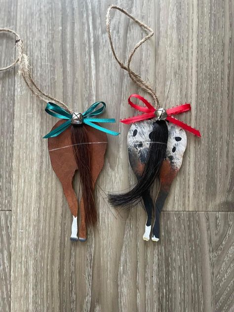 "Please do not order if you need your items by Christmas. Due to production and transit times they will NOT arrive in time. However, most people are willing to wait for something special to arrive :) I will not be refunding orders that arrive 'late\" Hello! This listing is for super cute wood horse bum portrait ornaments. Send pics of your horses tail end and even thier own hair to be used on the ornament.  Super cute as gifts, awards or Christmas ornaments.  Buyer is responsible for shipping. Horse Ornaments Diy, Portrait Ornaments, Portrait Horse, Horseshoe Crafts Projects, Horse Hair Jewelry, Western Crafts, Horse Camp, Horse Tail, Christmas Horses