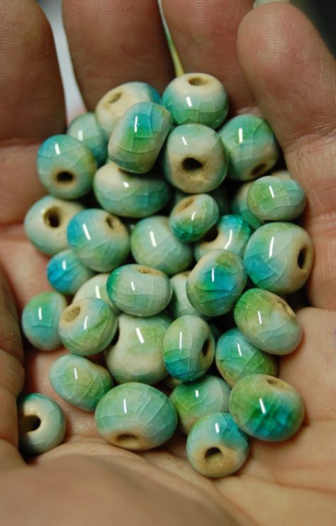 Ceramic Beads Handmade, Clay Beads Diy, Ceramic Bead Jewelry, Hemp Bracelets, Pottery Handbuilding, Clay Bead, Ceramics Pottery Art, Ceramics Projects, Clay Art Projects