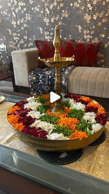 Urli Decoration Ideas With Flowers, Indian Floral Arrangements, Diwali Flower Arrangements, Diwali Centerpieces, Flower Rangoli Designs Simple, Urli Decoration Ideas, Emerald Green Tree, Kitchen Flower Arrangements, Indian Floral Decor