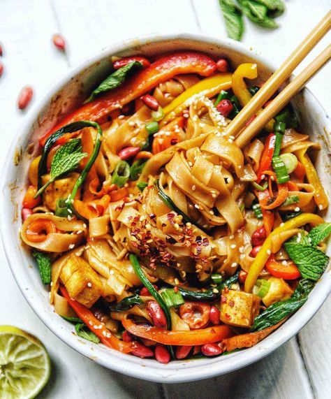 Drunken Thai Noodles (Pad Kee Mao) - Good Old Vegan Vegan Korean Bbq, Thai Noodles Recipe, Thai Recipes Noodles, Thai Drunken Noodles, Pad Kee Mao, Vegetarian Asian, Korean Bbq Sauce, Spicy Noodle, Top Surgery