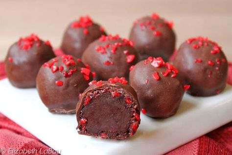 Exploding Truffles literally pop in your mouth! Pop Rocks candy is combined with chocolate ganache to produce unique truffles that are a real blast to eat. Pop Rocks Dessert, Pop Rock Desserts, Pop Rocks Recipe, Truffle Pizza, Truffles Recipe, Dark Chocolate Truffles, Candy Truffles, Oreo Truffles, Truffle Recipe Chocolate