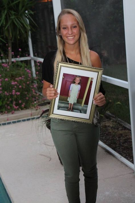 First day of senior year holding first day of kindergarten picture Senior Year First Day Photo Ideas, First Day Of Senior Year Pictures, 1st Day Of Senior Year, School Pic Ideas, Blessing Jar, Back To School Traditions, First Day Of Senior Year, School Traditions, Kindergarten Pictures