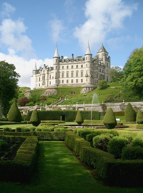 Dunrobin Castle - Scotland | Content in a Cottage بيوت ملكية, Dunrobin Castle, Arsitektur Art Deco, Castle Scotland, Castle Mansion, Famous Castles, Scotland Castles, Scottish Castles, Chateau France