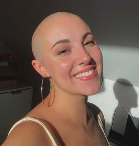 (74) Bald Barefoot Bi Babe on Tumblr Bald Head Women, Shaved Head Women, Shaved Undercut, Undercut Women, Shave My Head, Bald Girl, Shaved Nape, Very Short Haircuts, Bald Women