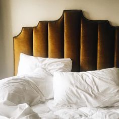 Yellow Bedrooms, Head Boards, Velvet Headboard, Design Blogs, Diy Headboard, Hus Inspiration, World Of Interiors, Home Remodel, Design Living Room