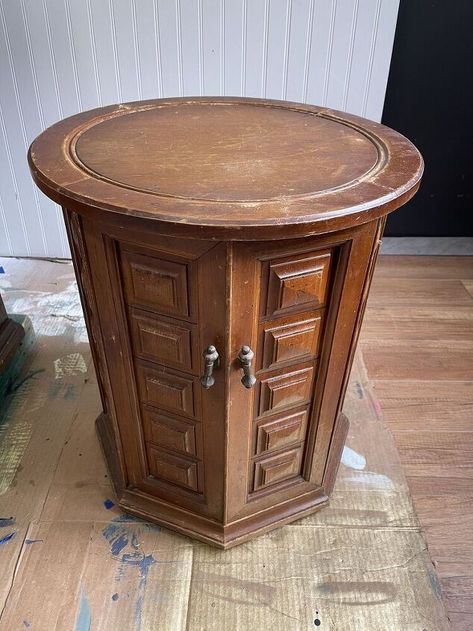 I was given this ornate side table a few months ago and it was just sitting in my garage.It occurred to me I could use a side table in my living room so I decided to paint it to match my decor. I paint furniture often so I took a coral chalk paint and terra cotta I had on hand to get the prettiest coral-cotta color.My very first paint project was a side table 4 years ago. I was being frugal and painting a side table I had thrifted and that’s when I found my passion for painting!If yo… Side Table Color Ideas Paint, Coral Chalk Paint, Round Side Table Makeover, Old End Tables, Ornate Side Table, Painted End Tables, Side Table Makeover, Painted Side Tables, Paint Techniques