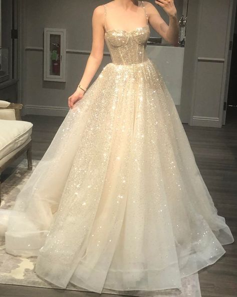 Beautiful Prom Dresses Gorgeous Gowns, Vestidos Xv Aesthetic, Fancy Prom Dress, Prom Dresses Puffy, Prom Dresses Aesthetic, Prom Dress Glitter, Prom Glam, Xv Dresses, Pink Quince