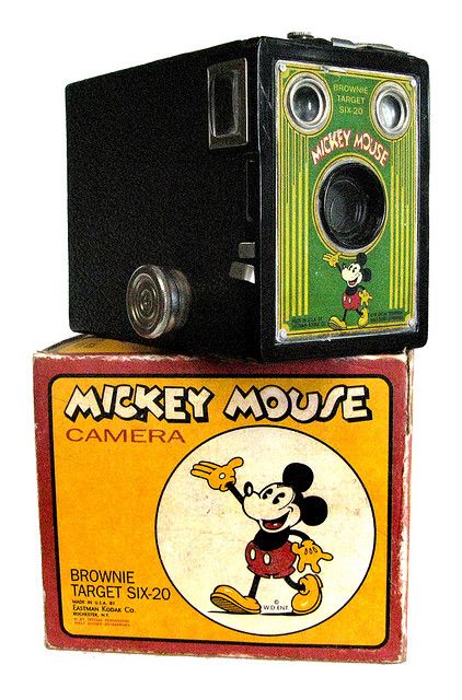 Kodak Mickey Mouse Brownie Target camera box Vintage Camera Ads, Camera History, Camera Ads, Fotocamere Vintage, Brownie Camera, Camera Collection, Vintage Kodak, Photo Deco, Retro Disney