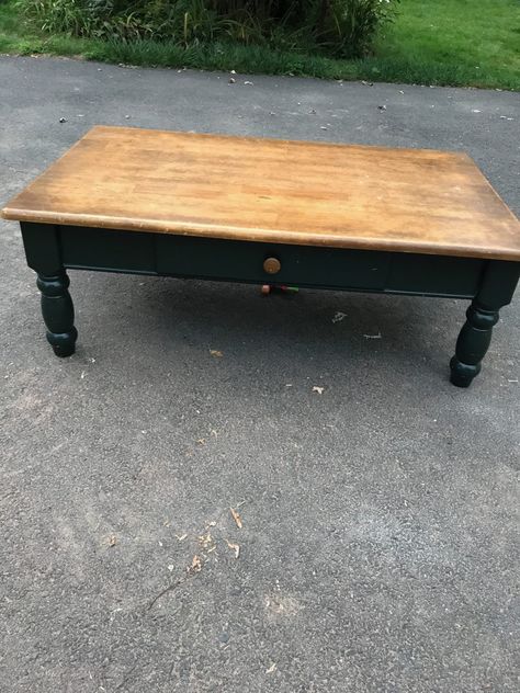 Coffee Table Black Legs Wood Top, Pine Coffee Table Makeover, Refinishing Coffee Table Ideas, Oak Coffee Table Makeover, Painted Coffee Table Ideas Color Combos, Diy Painted Coffee Table, Painted Coffee Table Ideas, Coffee Table Top Ideas, Coffee Table Colors