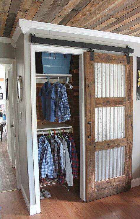 20 DIY Barn Door Tutorials Industrial Ideas, Casa Hobbit, Country Designs, Barn Door Closet, Decor Ikea, Barn Decor, Diy Barn Door, Rustic Doors, Closet Door