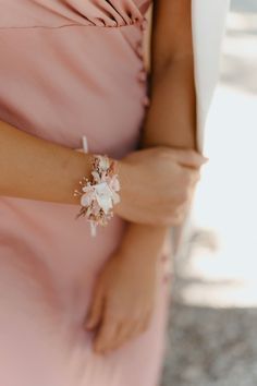 Bracelet de demoiselles d'honneur Chérie en fleurs stabilisées - Photo Anais Nannini Bridesmaid Accessories, Sister Wedding, Team Bride, Bridesmaid Bouquet, Maid Of Honor, Floral Rings, Bouquets, Dream Wedding, Wedding Inspiration