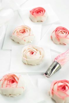 How to Make Stunning Buttercream Ranunculus with Video | The Bearfoot Baker Buttercream Ranunculus, Torte Creative, Frosting Flowers, Cakes To Make, Buttercream Flower Cake, Icing Flowers, Frosting Tips, Torte Cupcake, Icing Tips