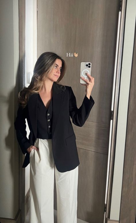 Formal University Outfit, Black Blazer Beige Pants, Work Outfits With Blazers, Lawyer Woman Outfit, Corporate Winter Outfits For Women, Office Mirror Selfie, Finance Outfits Women, Formal Presentation Outfit College, Law Firm Outfits