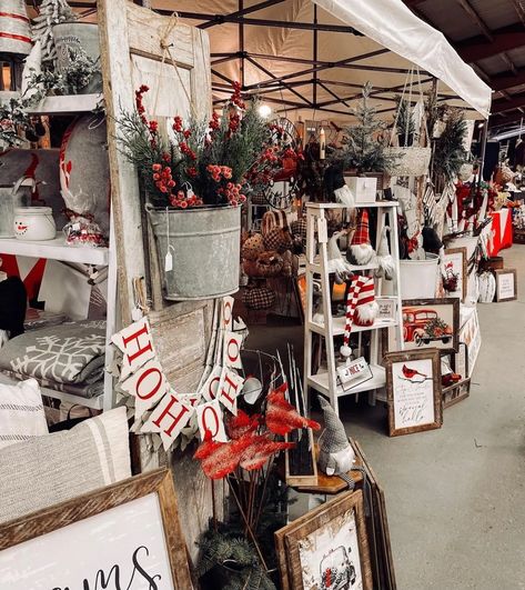 10+ Best Christmas Markets &Amp; Holiday Craft Fairs In Dallas And Collin County 2 Flea Market Displays, Gift Shop Displays, Vintage Booth Display, Vintage Store Displays, Antique Booth Displays, Antique Mall Booth, Antique Booth Ideas, Best Christmas Markets, Craft Booth Displays