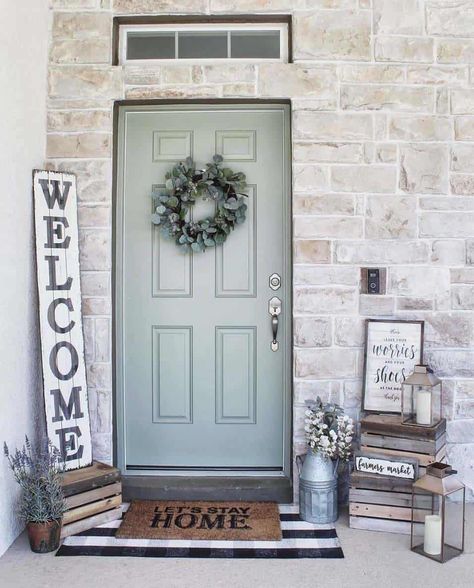 28 Cozy And Inviting Farmhouse Entryway Decorating Ideas Small Porch Decorating, Entryway Decorating, Spring Porch Decor, Rustic Porch, Farmhouse Entryway, Casa Country, Farmhouse Front Porches, Farmhouse Porch, Small Front Porches