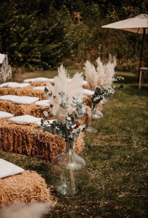 Boho Wedding Entrance, Hay Bales Wedding Seating, Hay Bale Seating Wedding, Corn Field Wedding, Elegant Western Wedding, Classy Boho Wedding, Shed Wedding, Meadow Wedding, Fall Wedding Tables