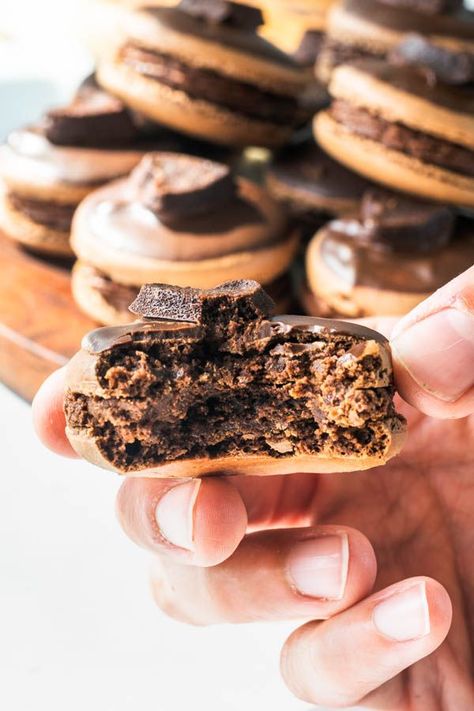 Brownie Macarons, Glutenfree Cookies, Macarons Chocolate, Chocolate Macaroons, Chocolate Macaron, Macaron Cookies, Dipped In Chocolate, Macaroon Recipes, Macaron Recipe