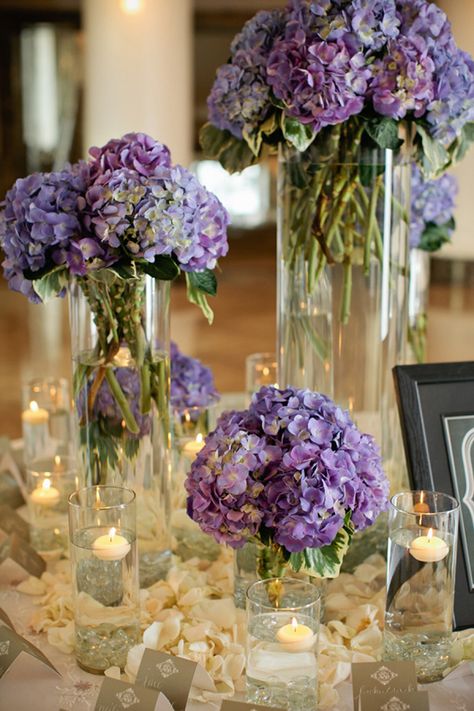 Purple Flower Centerpieces, Purple Hydrangea Wedding, Deco Violet, Purple Wedding Centerpieces, Pink Wedding Centerpieces, Purple Centerpieces, Flower Farming, Violet Wedding, Wedding Colors Purple