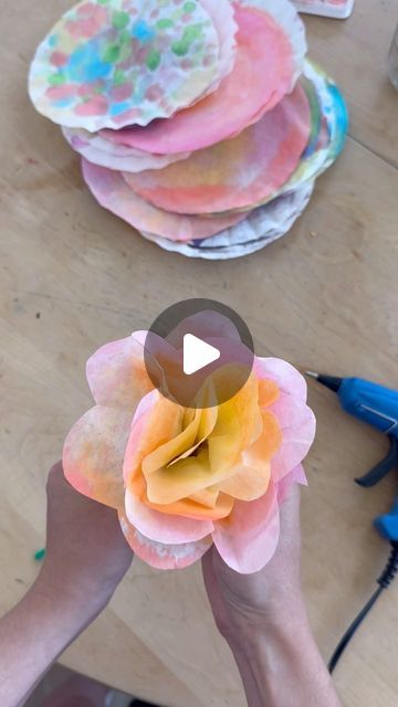 Coffee Filter Flower Craft, Flower Coffee Filter Craft, Crafts With Coffee Filters For Kids, Coffee Filter Flowers Preschool, Coffee Filter Painting, Coffee Filters Crafts, Coffee Filter Flowers For Kids, Crafts For Rainy Days, Craft With Coffee Filters