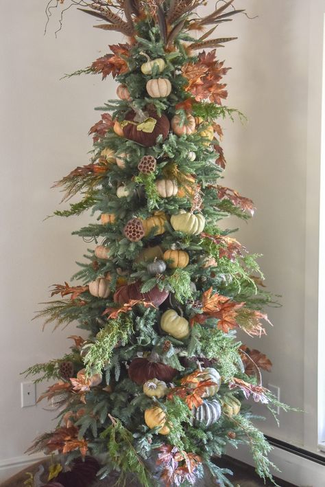 Thanksgiving Tree Ideas, Fall Christmas Tree Ideas, Thanksgiving Trees, Thanksgiving Christmas Tree, Ideas For Christmas Trees, Fall Tree Decorations, Thanksgiving Thoughts, Fall Christmas Tree, October Decor