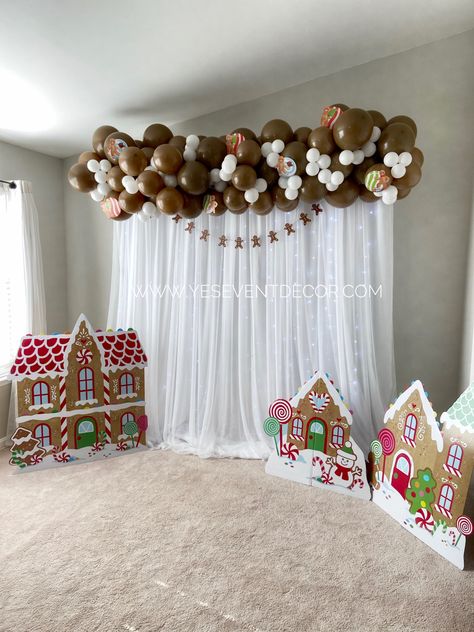 Gingerbread Theme Balloon Garland, Simple Christmas Backdrop, Gingerbread Backdrop, Friendsmas Ideas, Gingerbread Birthday Party, Balloon Garland Backdrop, Rally Ideas, Rally Idea, Christmas Party Backdrop