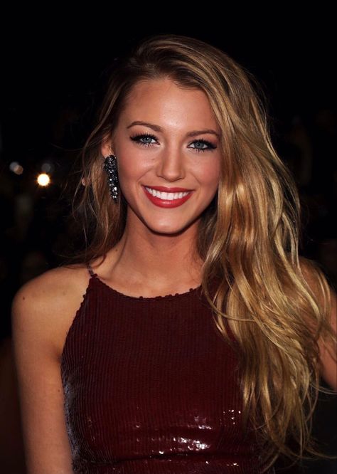 Blake Lively Hair Color, Blake Lively Hair, Honey Blond, Gossip Girls, Beachy Waves, Brunette To Blonde, Long Blonde, Golden Blonde, Hair Inspiration Color