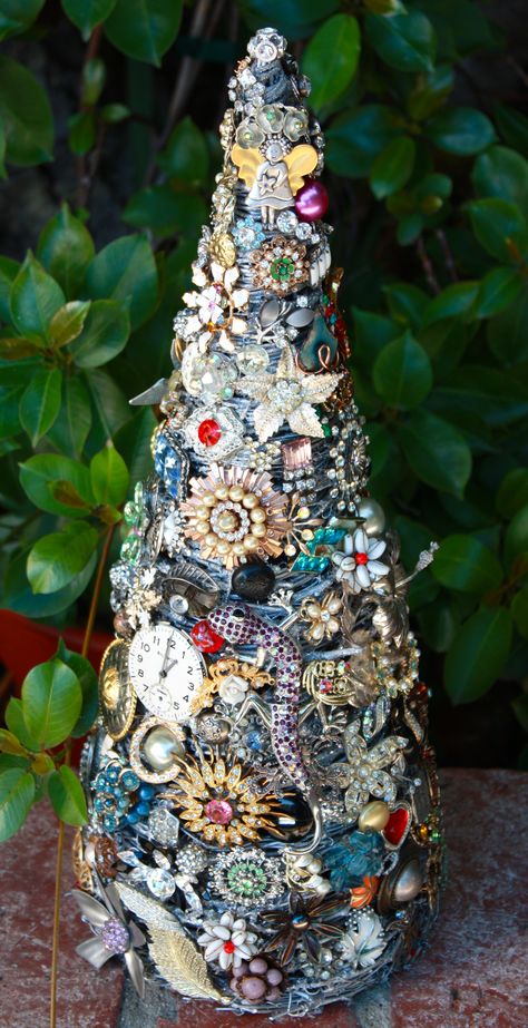 Brooch Display, Old Jewelry Crafts, Costume Jewelry Crafts, Steampunk Christmas, Jeweled Christmas Trees, Small Christmas Tree, Vintage Jewelry Ideas, Vintage Jewelry Repurposed, Jeweled Christmas