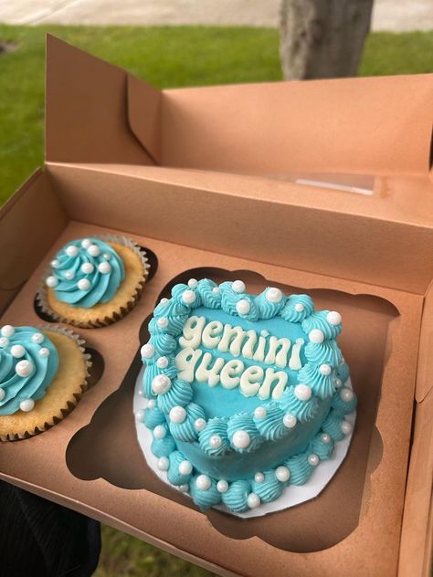 Gemini birthday cake Gemini Birthday Cake Ideas, Heart Cake Gemini, Gemini Cake Birthday, Gemini Szn Cake, Gemini Birthday Cake, Gemini Cake, Heart Cake Aesthetic, Aesthetic Gemini, Two Cupcakes