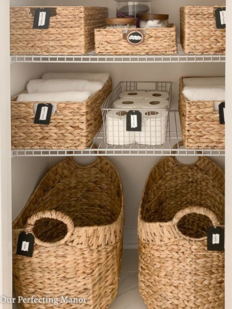 Master Bath Linen Closet, Bath Linen Closet, وابي سابي, Diy Bathroom Storage Ideas, Organiser Son Dressing, Closet Transformation, Linen Closets, Ideas Closet, Decluttering Ideas