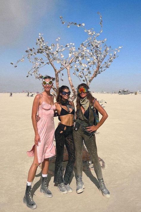 Kaia Gerber Instagram, Burning Man Images, Africa Burn, Burning Girl, Afrika Burn, Festival Outfit Inspiration, Burning Men, Festival Outfits Rave, Burning Man Fashion