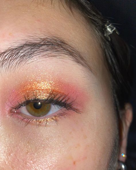 Subtle Orange Makeup, Easy Orange Eyeshadow Looks, Pink Orange Makeup Look, Orange And Pink Makeup Looks, Simple Colourful Makeup, Fun Eyeshadow Looks Easy, Orange Eye Makeup Soft, Pink Orange Eyeshadow, Orange Pink Makeup