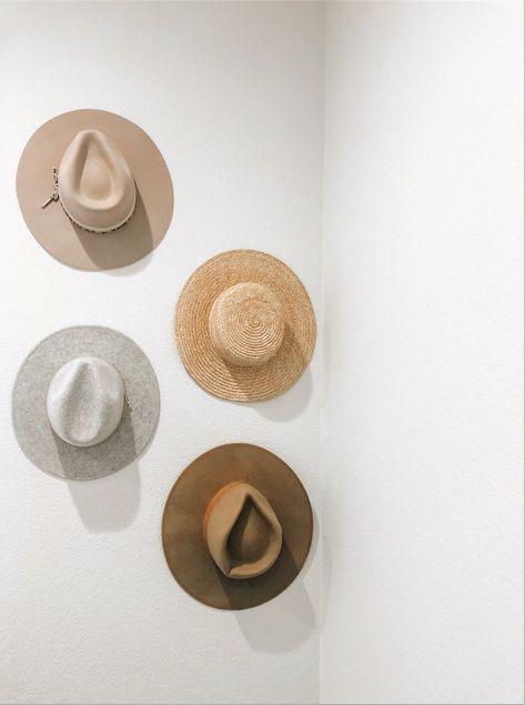 Hats On Wall Decor Bedroom, Wide Brim Hat Aesthetic, Cowboy Hats Hanging On Wall, Cowboy Hats On Wall Decor, Cowboy Hat Hanging Ideas, Cowboy Hat Wall Display, Hanging Hats On Wall Diy, Cowboy Hat On Wall, Cowboy Hats On Wall