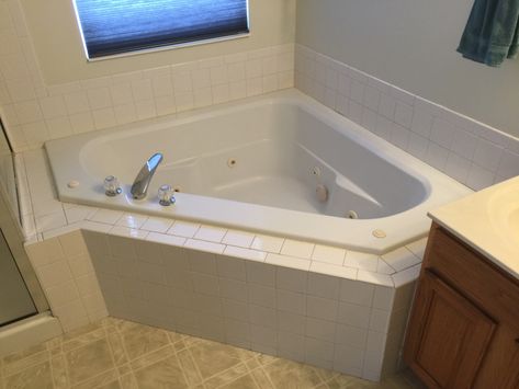 Garden Tub Makeover, Garden Tub Ideas, Bathtub Bench, Tub Surround Ideas, Corner Jacuzzi Tub, Bathtub Cover, Large Bathtub, Bathtub Sizes, Jacuzzi Bathtub