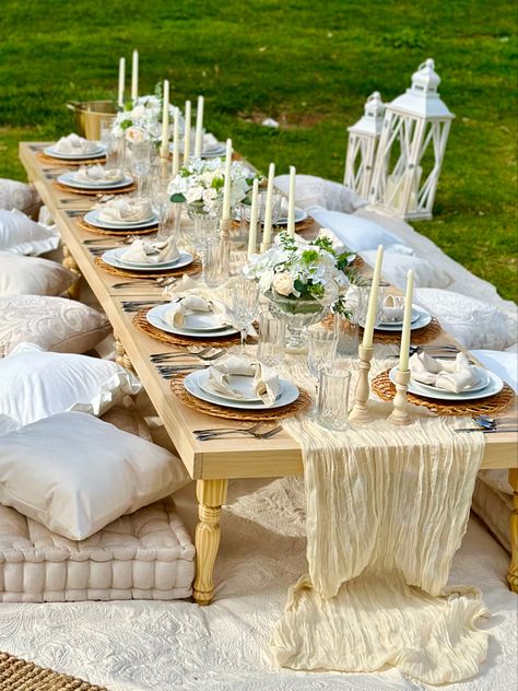 Luxury Picnic Aesthetic, Picnic Table Set Up, Picnic Table Aesthetic, Picnic Table Setting, Luxury Picnic Setup, Picnic Tablescape, Elopement Table, Picnic Table Ideas, White Picnic