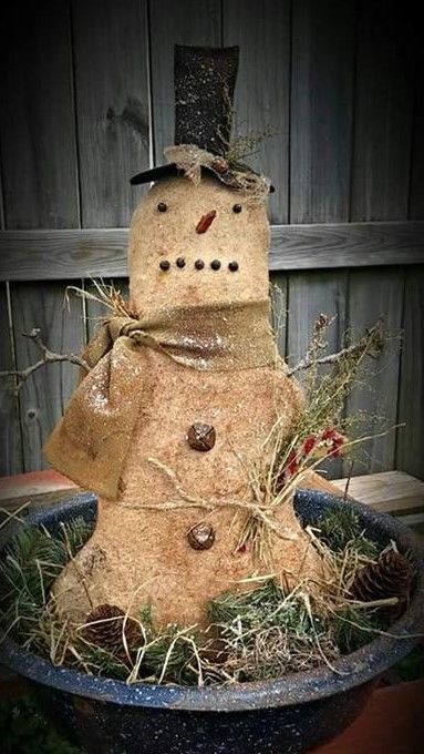 I offer a wide selection of Primitive grungy E-patterns as well as printed patterns Christmas Business Ideas, Primitive Snowmen Patterns, Easy Christmas Ideas, Simple Snowman, Prim Snowman, Snowman Patterns, Diy Schneemann, Whimsical Snowman, Winter Patterns