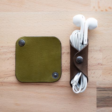 Range simple leather headphones / Cable holder Simple and effective cable holder system so that the wires no longer get tangled to the many other things present in your bag. Good idea of useful and practical gift and made entirely by hand by a passionate craftsman :) Made entirely of leather from scraps purchased from a craftsman, in a desire to make my items as much as possible in zero waste mode! Do not hesitate to contact me if you want a color that is not presented. I still have leather scra Practical Gift Ideas, Earphone Organizer, Leather Headphones, Earphone Holder, Leather Working Projects, Earbud Holder, Earphones Holder, Diy Leather Projects, Cord Holder