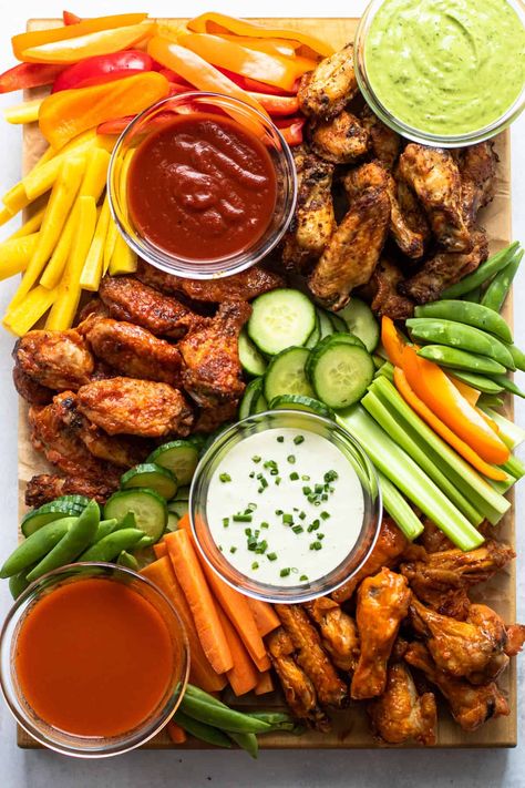 What To Serve With Wings, Charcuterie Party, Green Meals, Fingerfood Party, Crispy Chicken Wings, Charcuterie Inspiration, Party Food Platters, Charcuterie And Cheese Board, Charcuterie Recipes