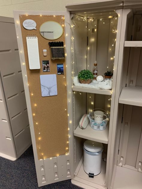 Cute Locker Aesthetic, Tall Locker Organization, Locker Layout Ideas, Minimalist Locker Ideas, Locker Inspo School Decorations, School Lockers Decorations, Full Locker Ideas, Girly Locker Ideas, Locker Decor Aesthetic