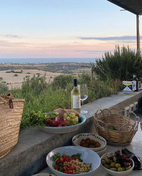 Tenebrisse on Instagram: "Evening in Sicily🤍 📷 @fvlyacelik _______ #mediterranean #mediterraneo #mediterraneanfood #mediterraneanlife #slowliving #travel #travelblogger #italy #sicily #italytravel"