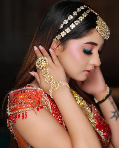 Sheesh Phool Hairstyle, Mang Patti Hairstyles, Sheesh Patti Hairstyles, Matha Patti Hairstyles, Sheesh Patti, Mang Tika, Bridal Jewellery Inspiration, Matha Patti, Dps For Girls