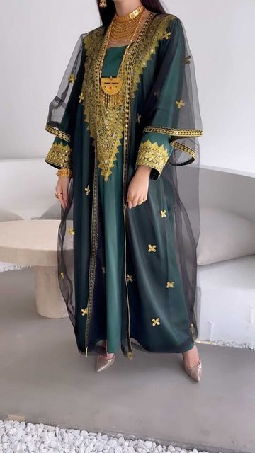 Saudi Traditional, Dress Designs For Stitching, Arab Dress, Arabic Dress, Crazy Ideas, Photos Of People, Hilarious Photos, Instagram B, Elegant Dresses Classy