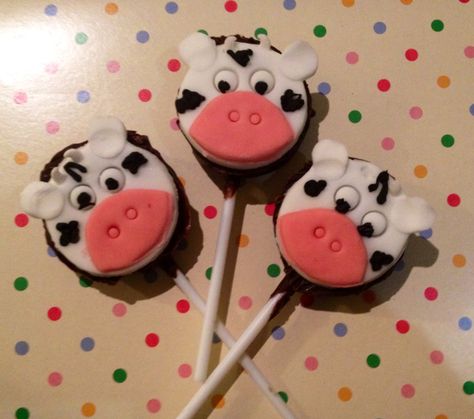 Cow faces cookie pops for the boy's school charity cake sale in aid of 'send a cow' Oreo biscuits on sticks, dipped in chocolate then topped with a sugar paste cows face. Cow Oreo Cookies, Cow Faces, Oreo Treats, Cow Cookies, Cow Cakes, Oreo Biscuits, Cow Baby Showers, Dipped In Chocolate, Cake Pop Sticks