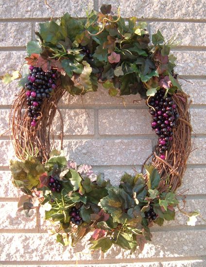 Oval Wreaths, Wine Door, Vineyard Decor, Vine Ideas, Diy Grapevine Wreath, Themed Wreaths, Wine Crafts, Decoration Buffet, Grape Decor