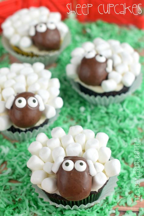 These cute sheep cupcakes combine our love for both animals and food. Cupcake Receptek, Easter Cupcake Recipes, Cupcakes Bonitos, Sheep Cupcakes, Tårta Design, Deco Cupcake, Cupcakes Design, Cupcake Day, Cake Mini