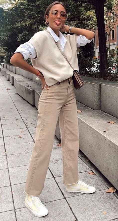 Cream Jeans Outfit, Beige Jeans Outfit, Cream Pants Outfit, Beige Pants Outfit, Slacks Outfit, Mode Ab 50, Beige Hose, Rapunzel Disney, Chique Outfit