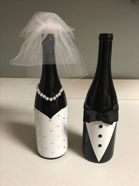 Bride And Groom Wine Bottles, Wedding Bottles Decoration, Wine Bottle Wedding Decor, Decoration Ideas For Wedding, Bottle Decoration Ideas, Wine Bottle Centerpieces, Wedding Wine Bottles, Diy Water Fountain, Wine Bottle Design