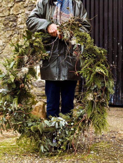 How to make a Christmas wreath Huge Wreath Christmas, Huge Christmas Wreath, Christmas Wreath Photo, Make A Christmas Wreath, Christmas Wreath Frames, Homemade Christmas Wreaths, Natural Christmas Wreaths, Home Entry, Moss Wreath