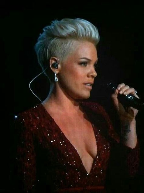 Pink Pink Singer Hairstyles, Pink's Hair, Pink Haircut, Alecia Beth Moore, Pink Singer, Beth Moore, Funky Hairstyles, Haircut And Color, Penteado Cabelo Curto